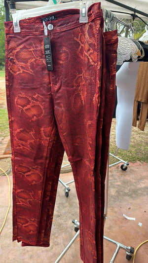 
            
                Load image into Gallery viewer, PLUS! Anaconda! Stretchy Snake Print Jeans with Gold Metallic!
            
        